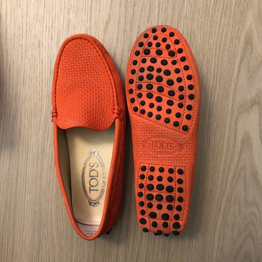 Women’s Tod’s loafers in coral. Size 35.5. - Picture 4 of 8